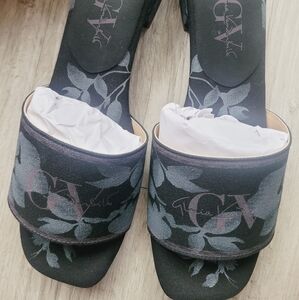 Gloria Vanderbilt women's Gladys slipon block heel sandal w/floral upper blk sz9